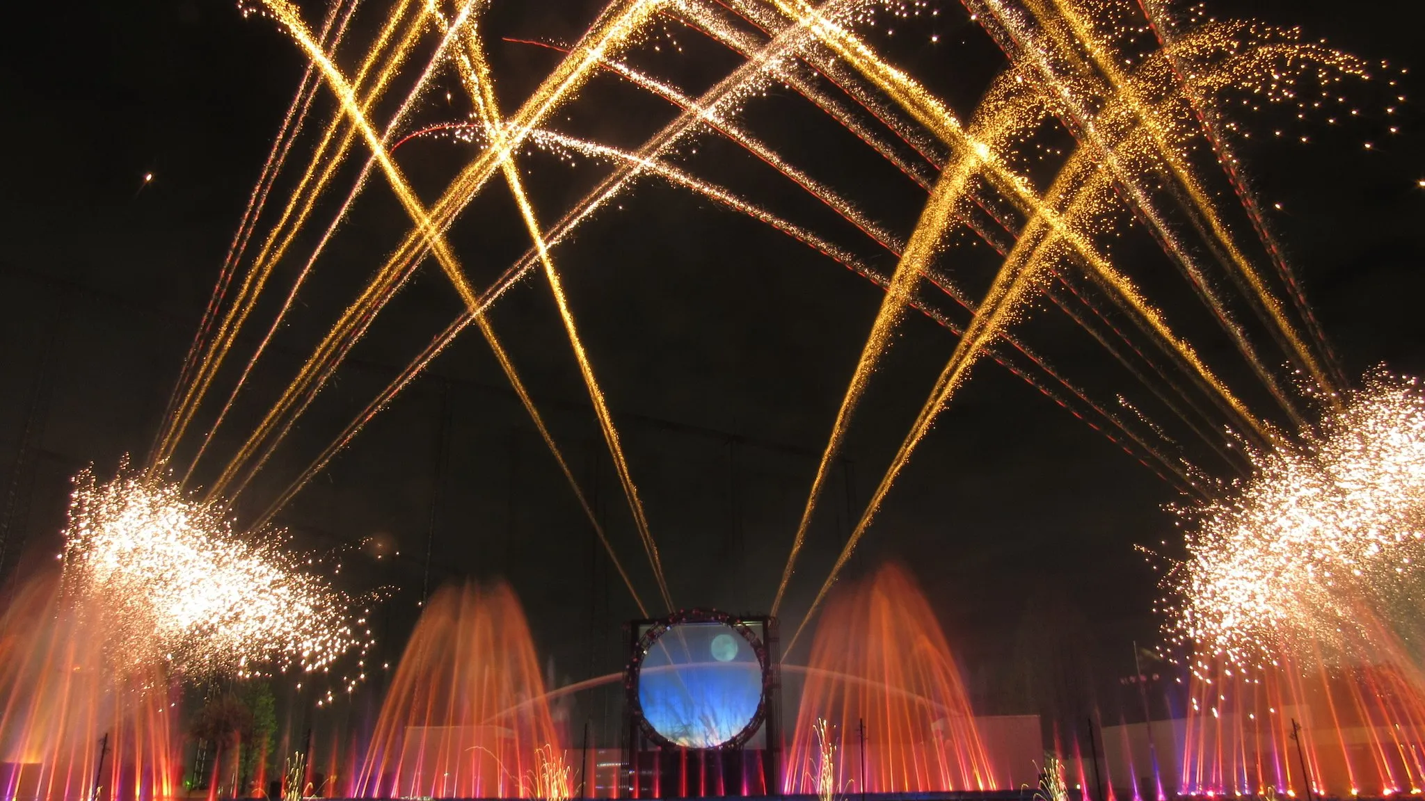 花火と噴水のコラボショーの様子