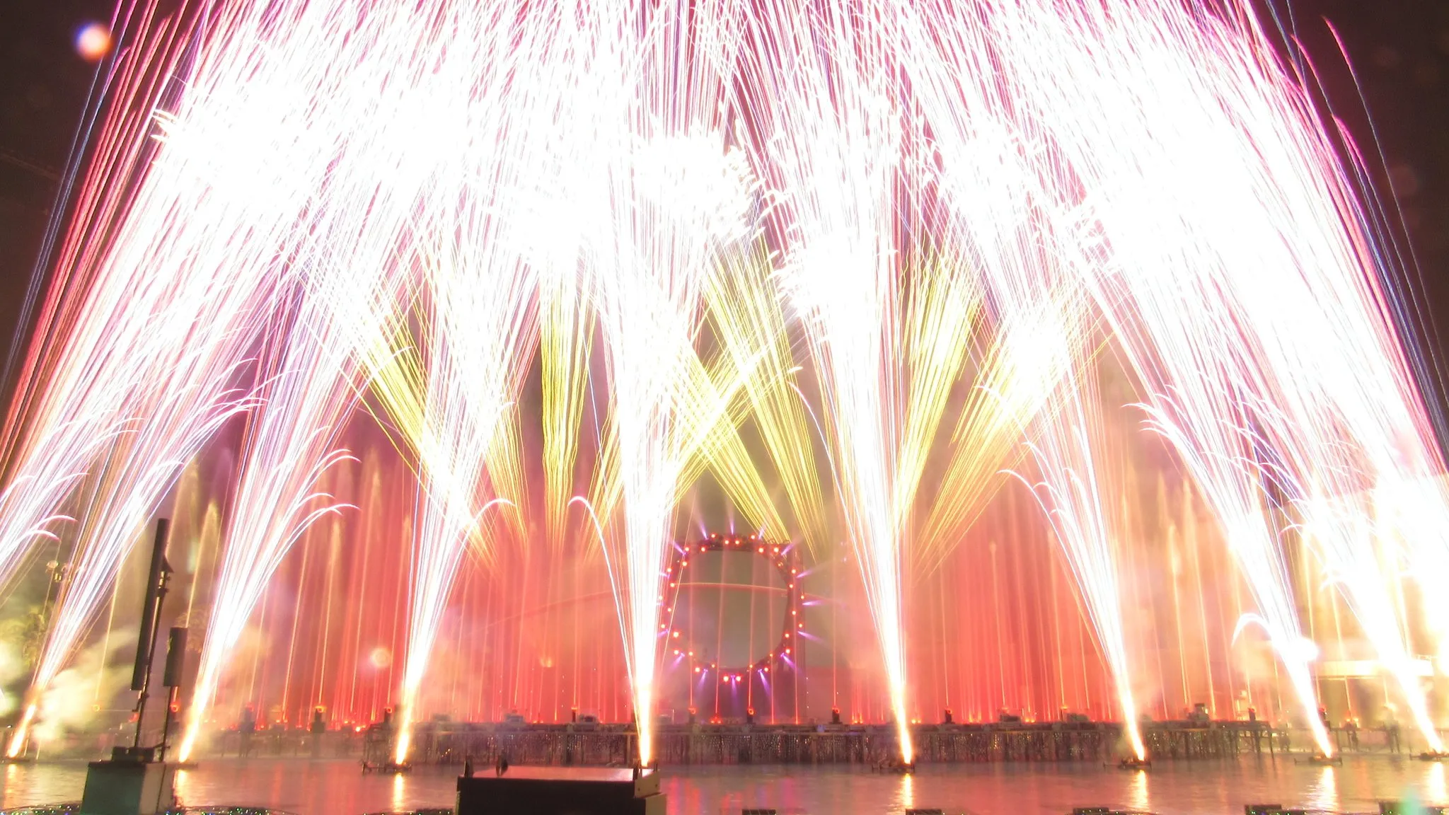 噴水ショーと花火の様子