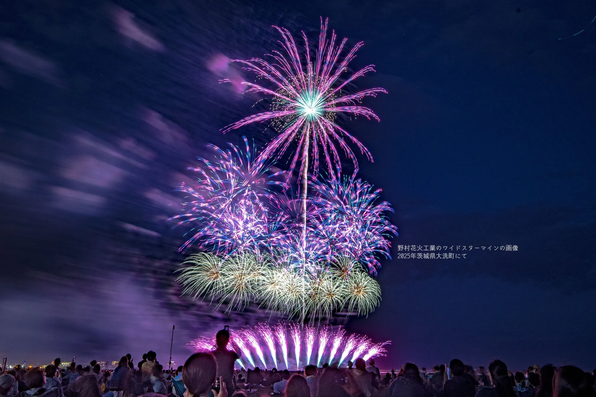 野村花火工業によるミュージックスターマインの様子