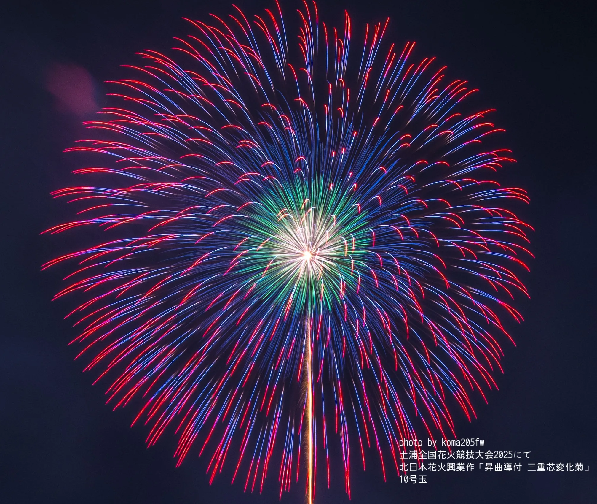 北日本花火興業の打ち上げる尺玉花火