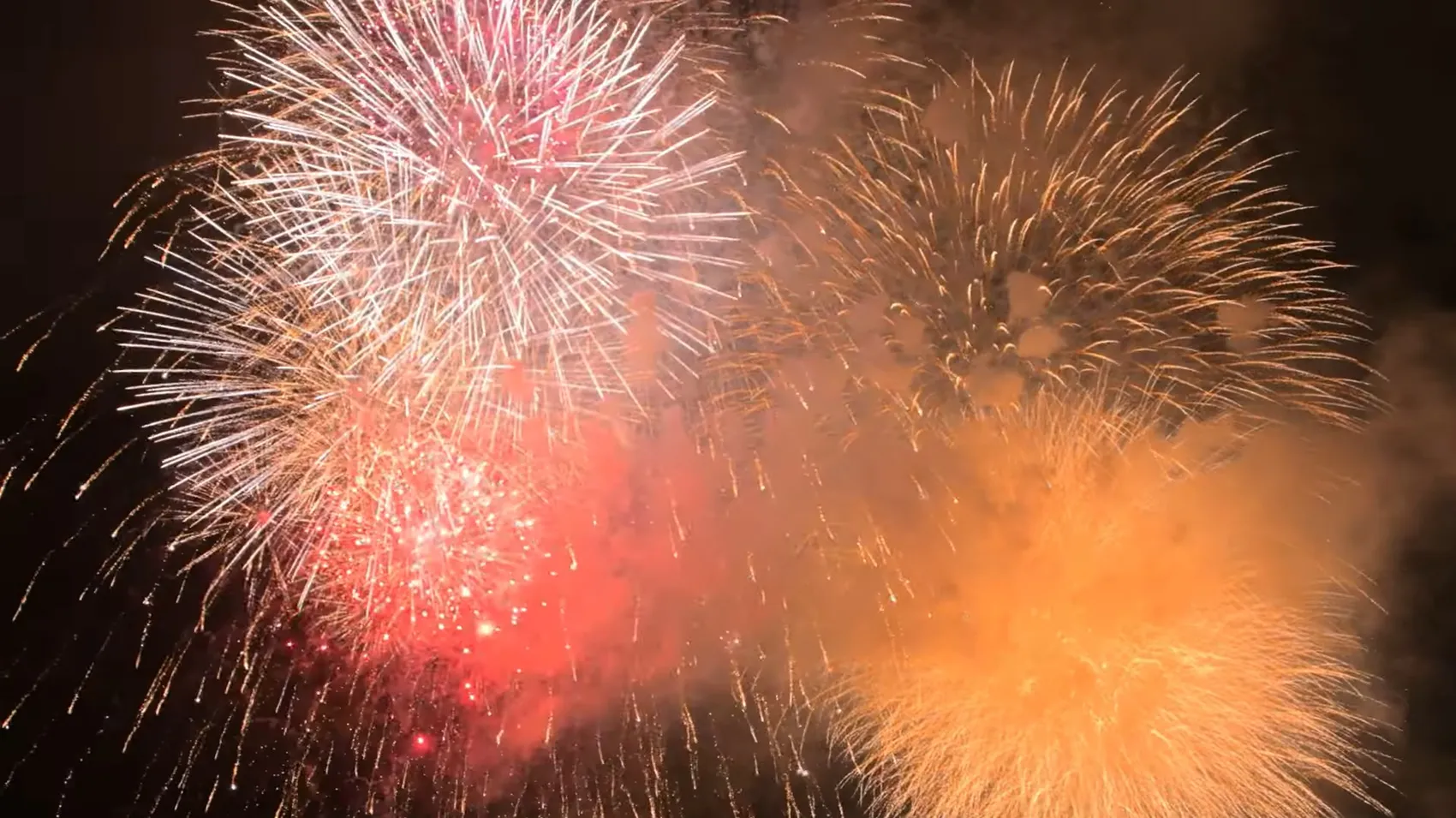 下田黒船祭花火の打ち上げの様子