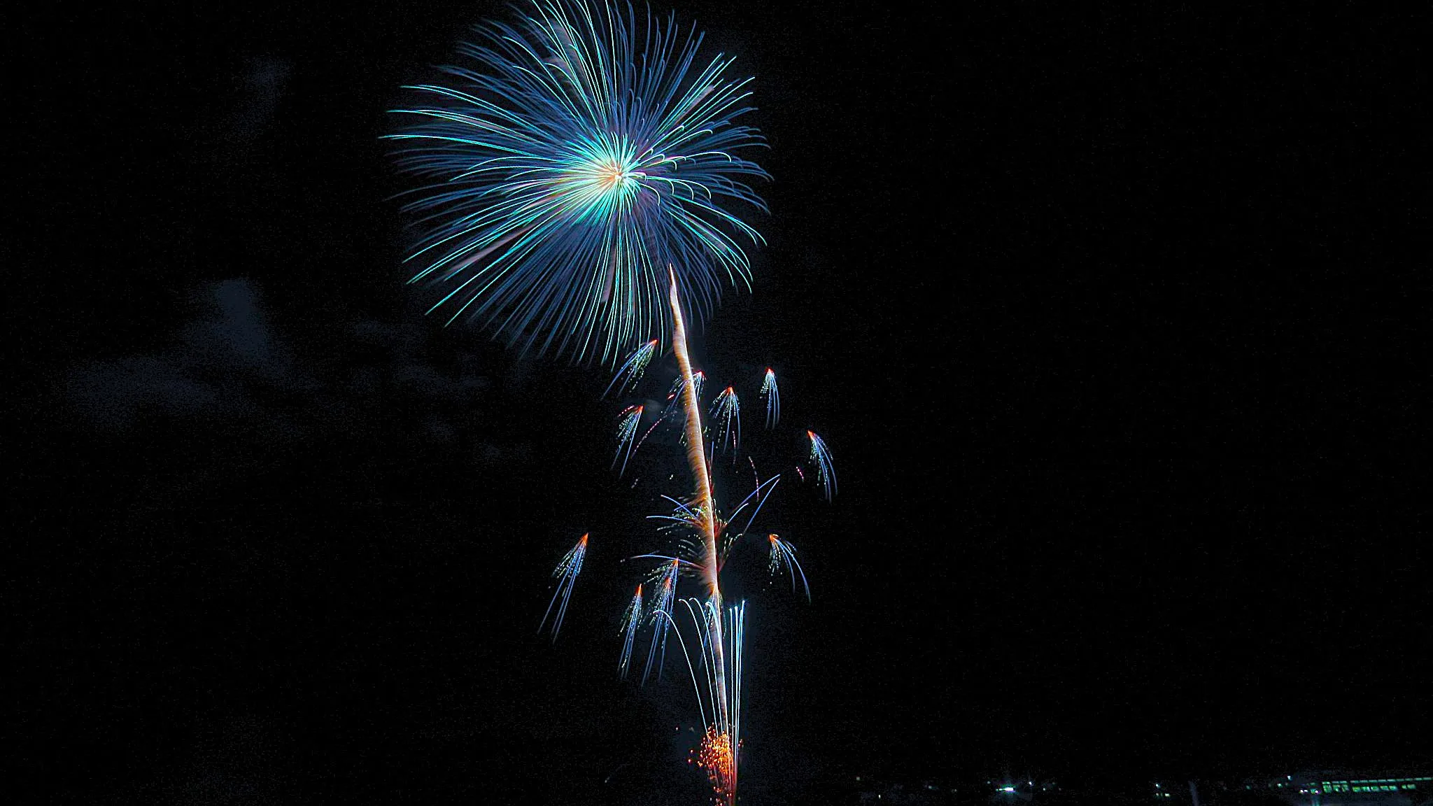 競技花火が打ち上げられている様子