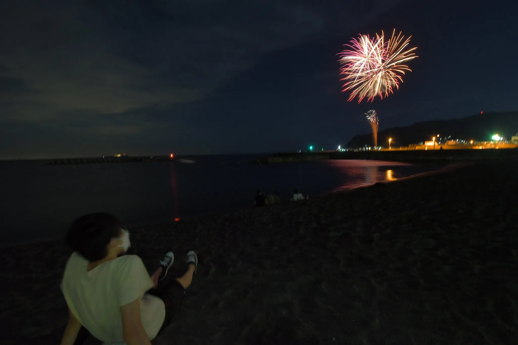 伊東夏の花火大会斜めうちの様子