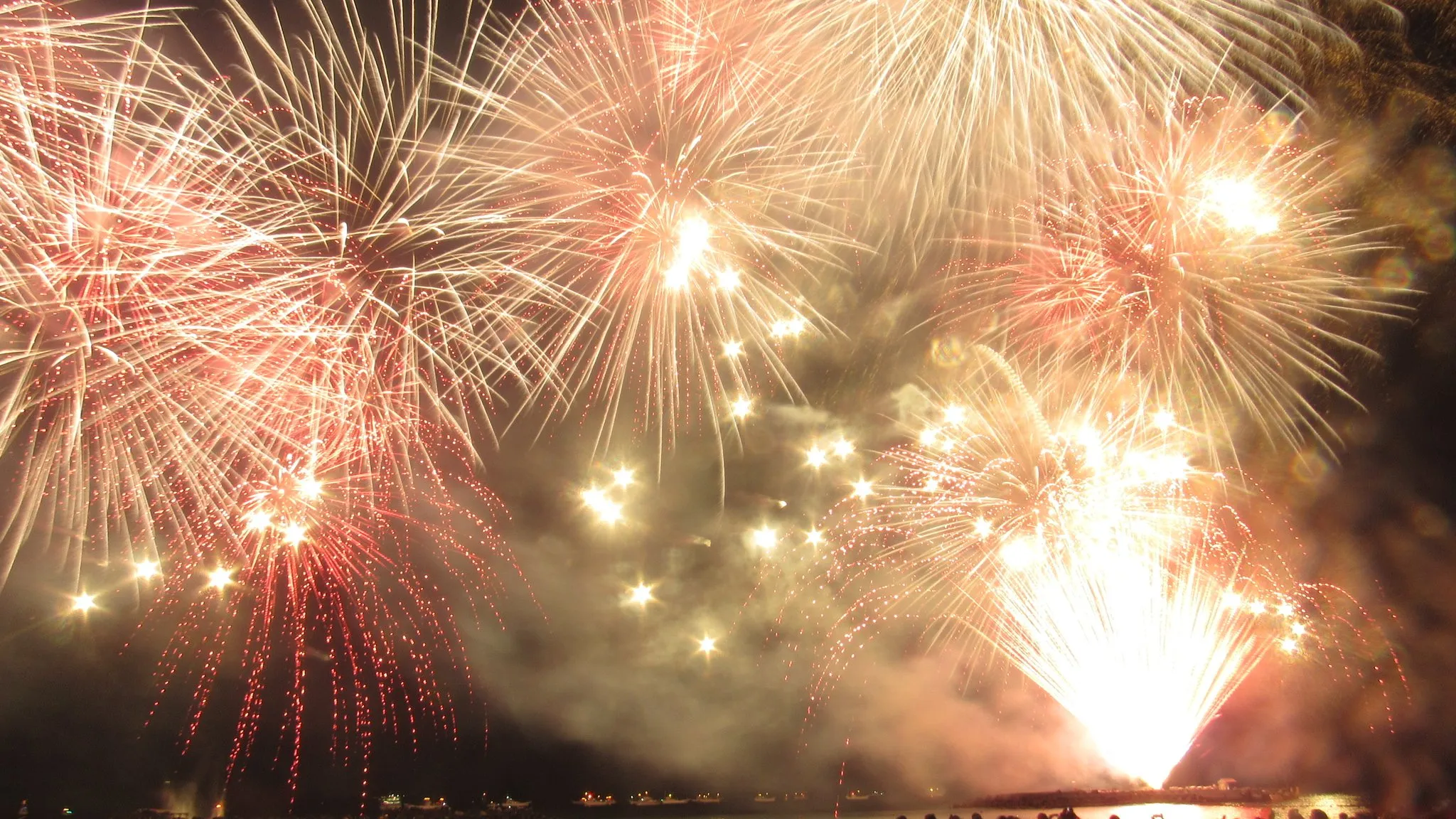 伊東夏の花火大会斜めうちの様子