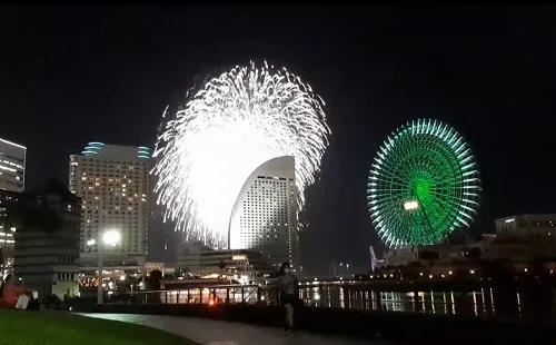 カップヌードルミュージアムから見た花火の様子