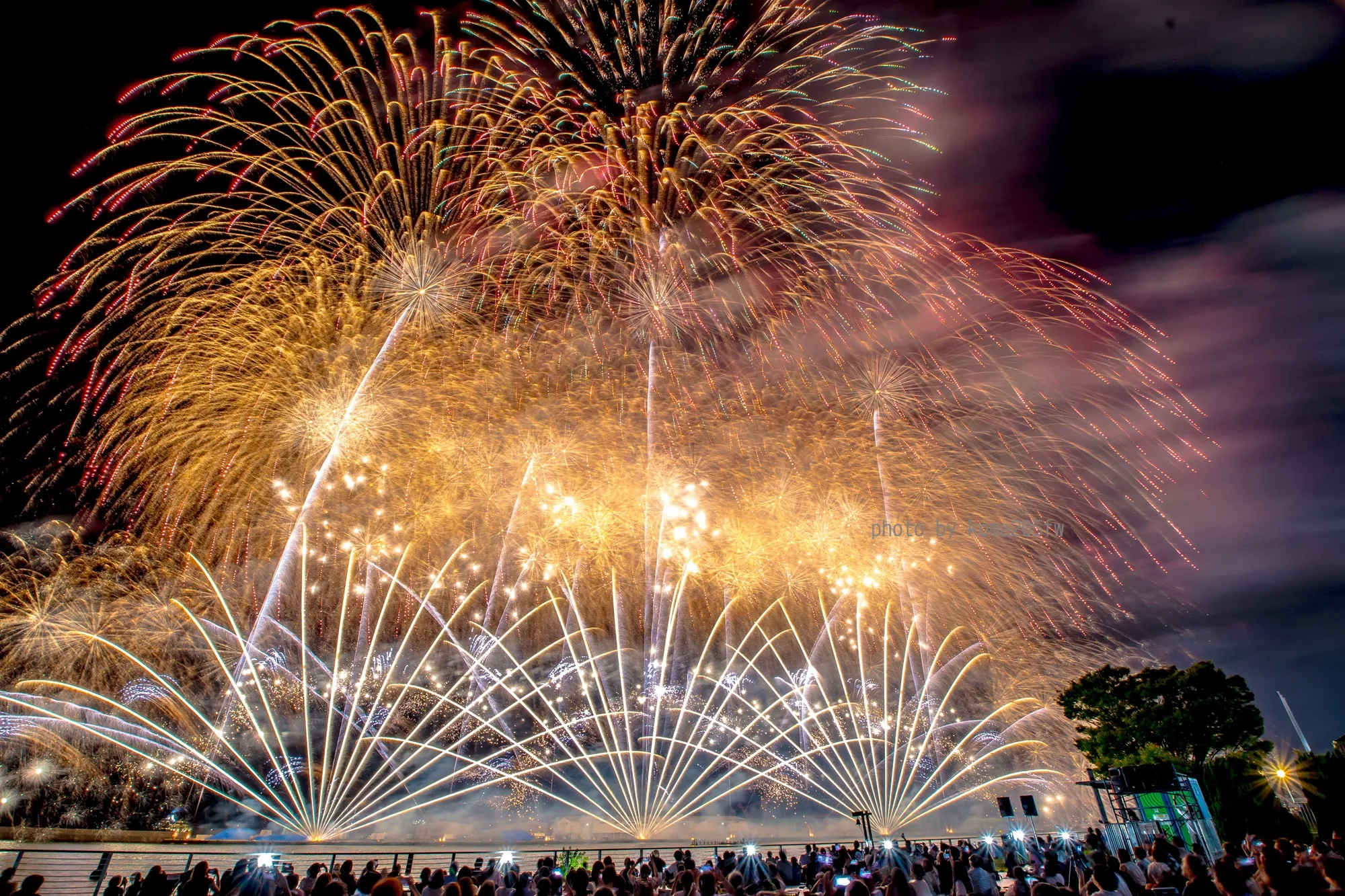 フィナーレのワイドスターマインの様子。