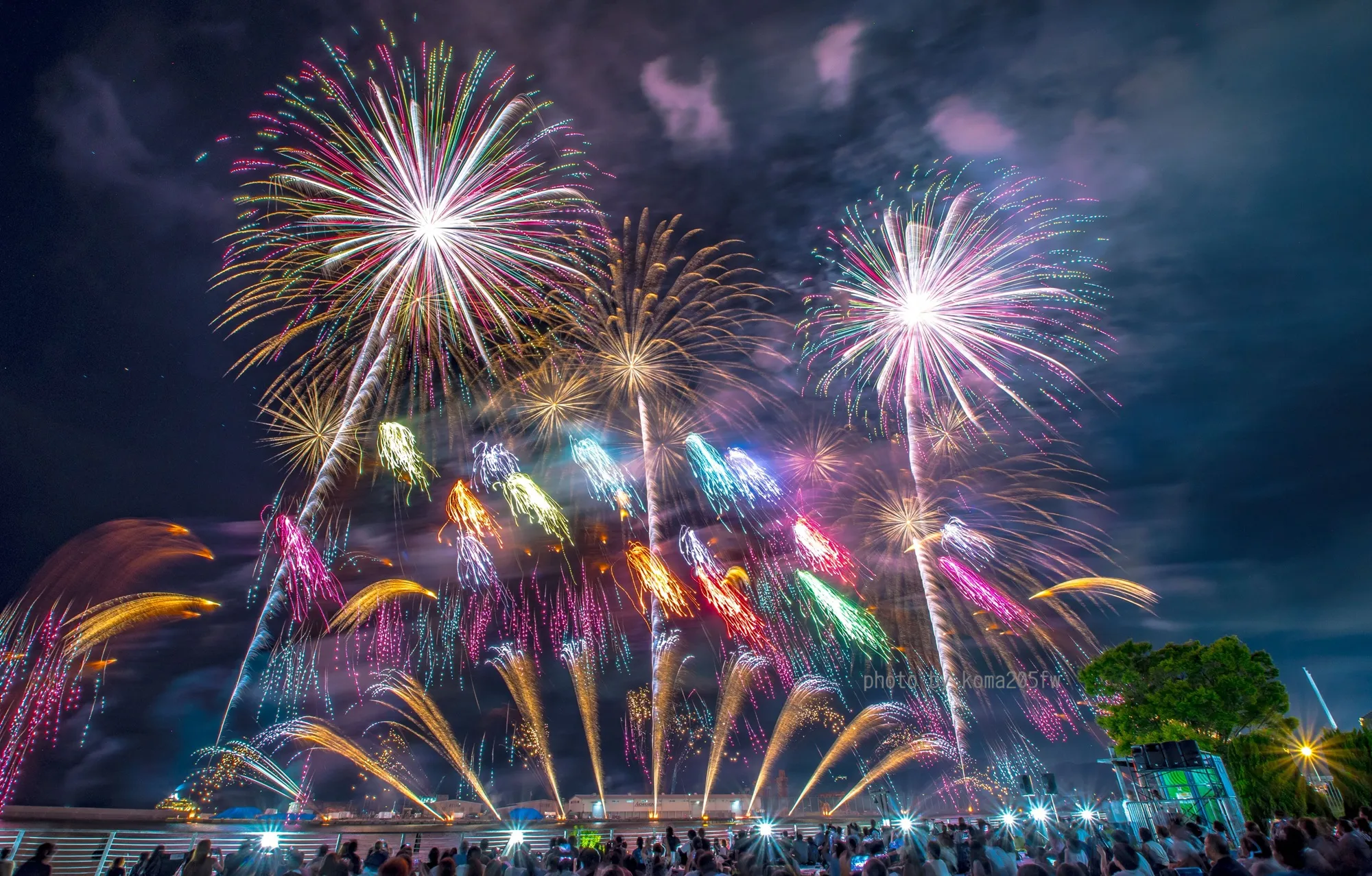 協賛社エリアから正面に花火が打ちあがっている様子