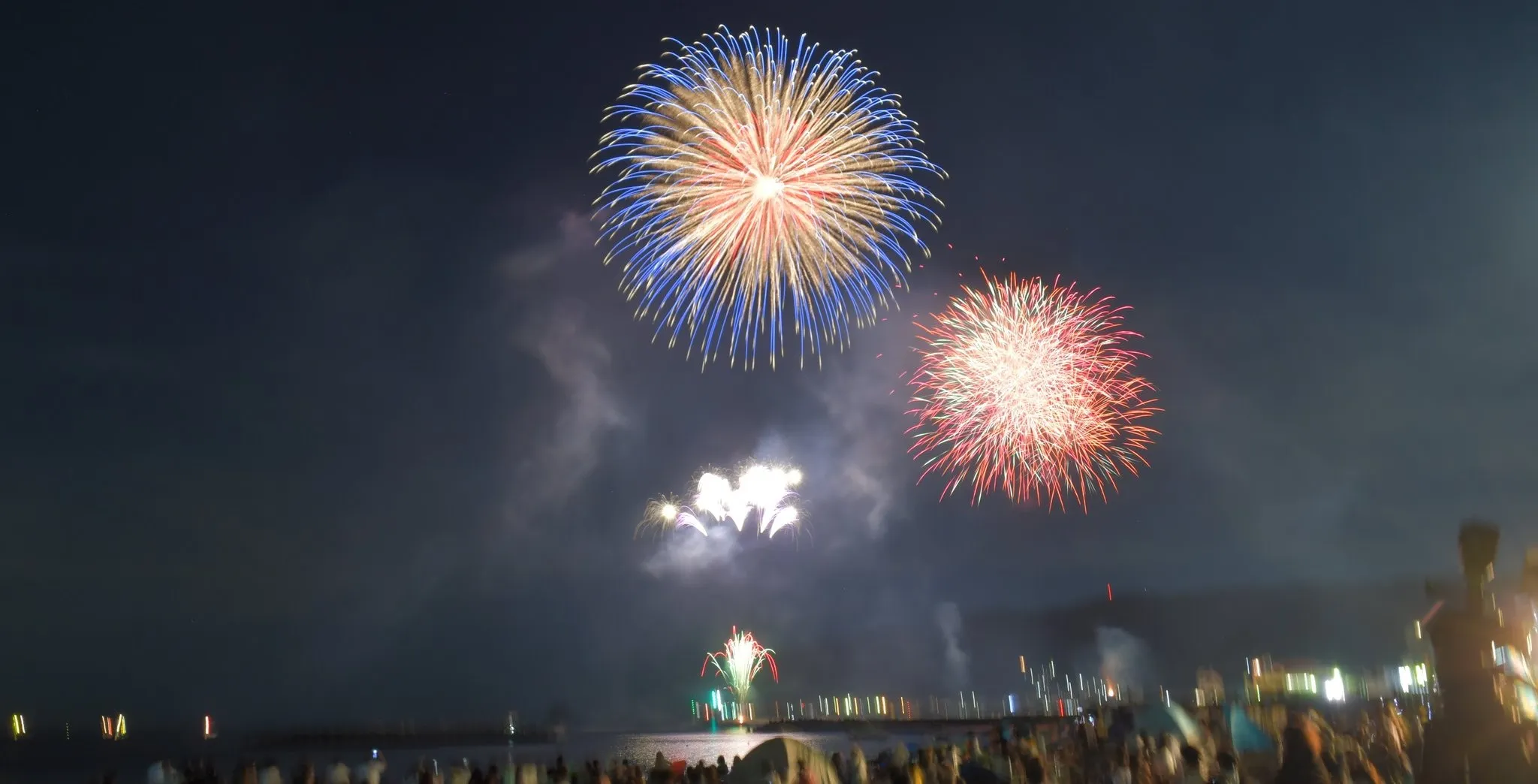 按針祭海の花火大会のワイドな様子